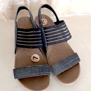Skechers Comfort Wedge Sandal Luxe Foam Beachy Size 7 Blue Denim Beverley
